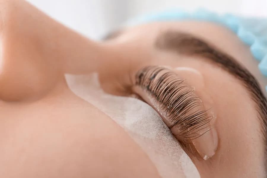 Wimpern- und Augenbrauenlifting in Langenrohr