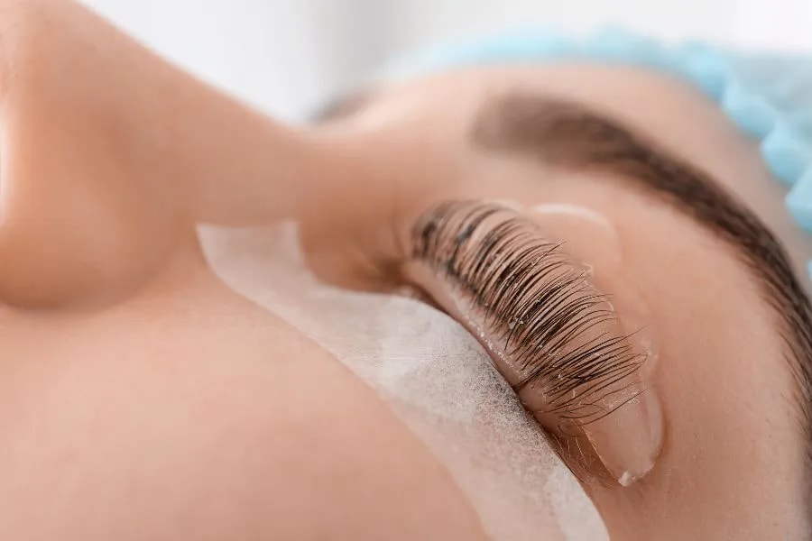 Wimpern- und Augenbrauenlifting in Langenrohr